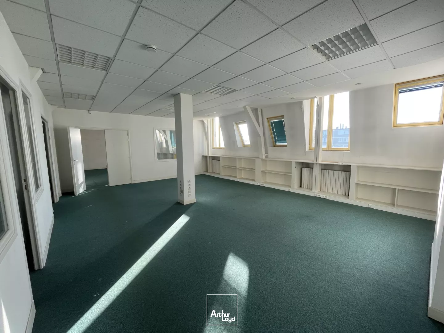 Bureaux lumineux à louer à Roubaix - 420 m² avec parkings, proche transports et centre-ville
