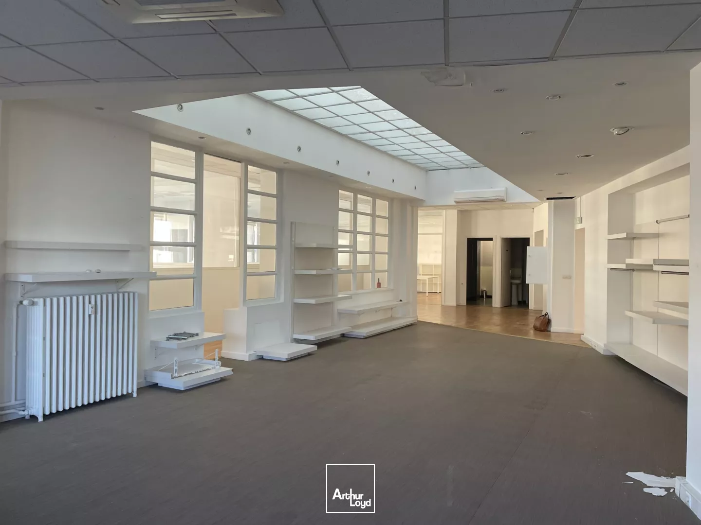 Bureaux lumineux à louer à Roubaix - 420 m² avec parkings, proche transports et centre-ville