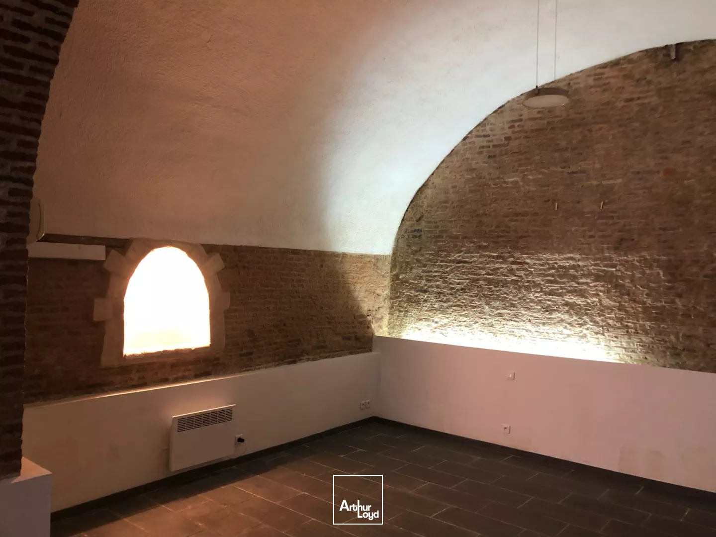 A vendre locaux en RDC dans le Vieux-Lille, Avenue du Peuple Belge. 