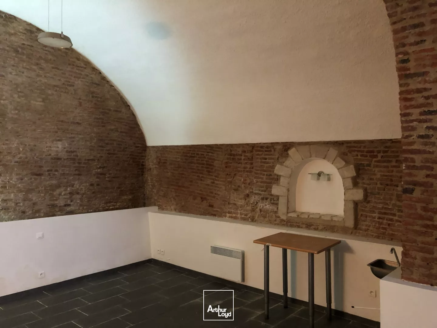 A vendre locaux en RDC dans le Vieux-Lille, Avenue du Peuple Belge. 