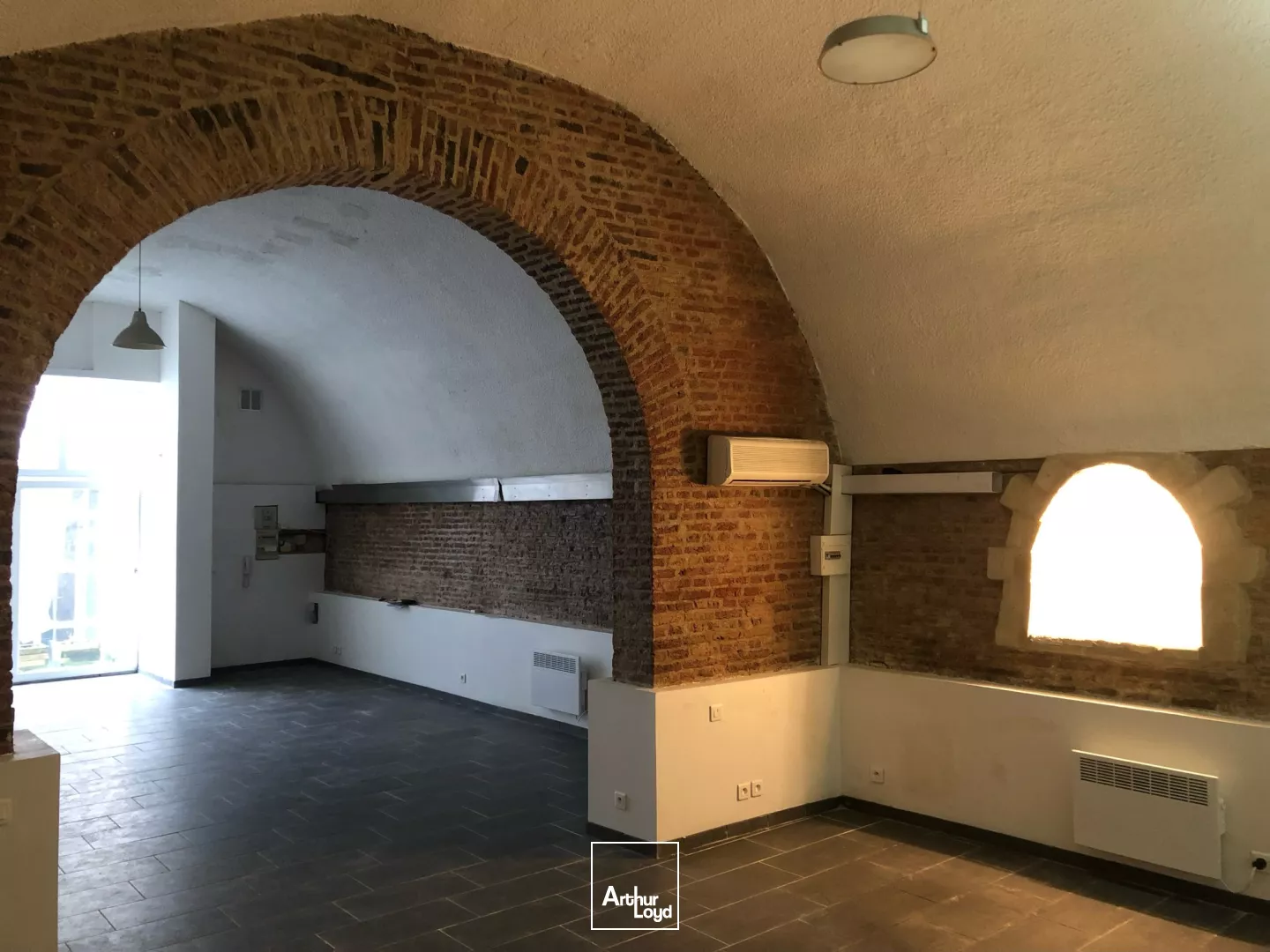 A vendre locaux en RDC dans le Vieux-Lille, Avenue du Peuple Belge. 