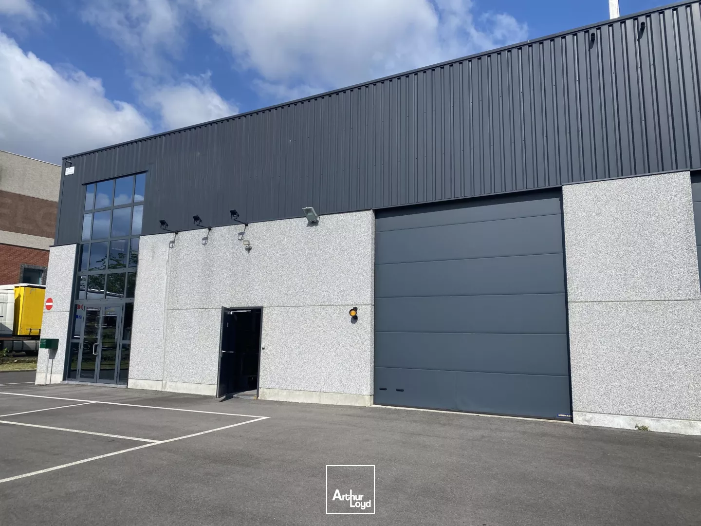 A louer entrepot , local d'activite à RONCQ en zone d'activite.effet d'enseigne sur L' autoroute A22 ( LILLE /GAND) .En face de AUCHAN RONCQ 