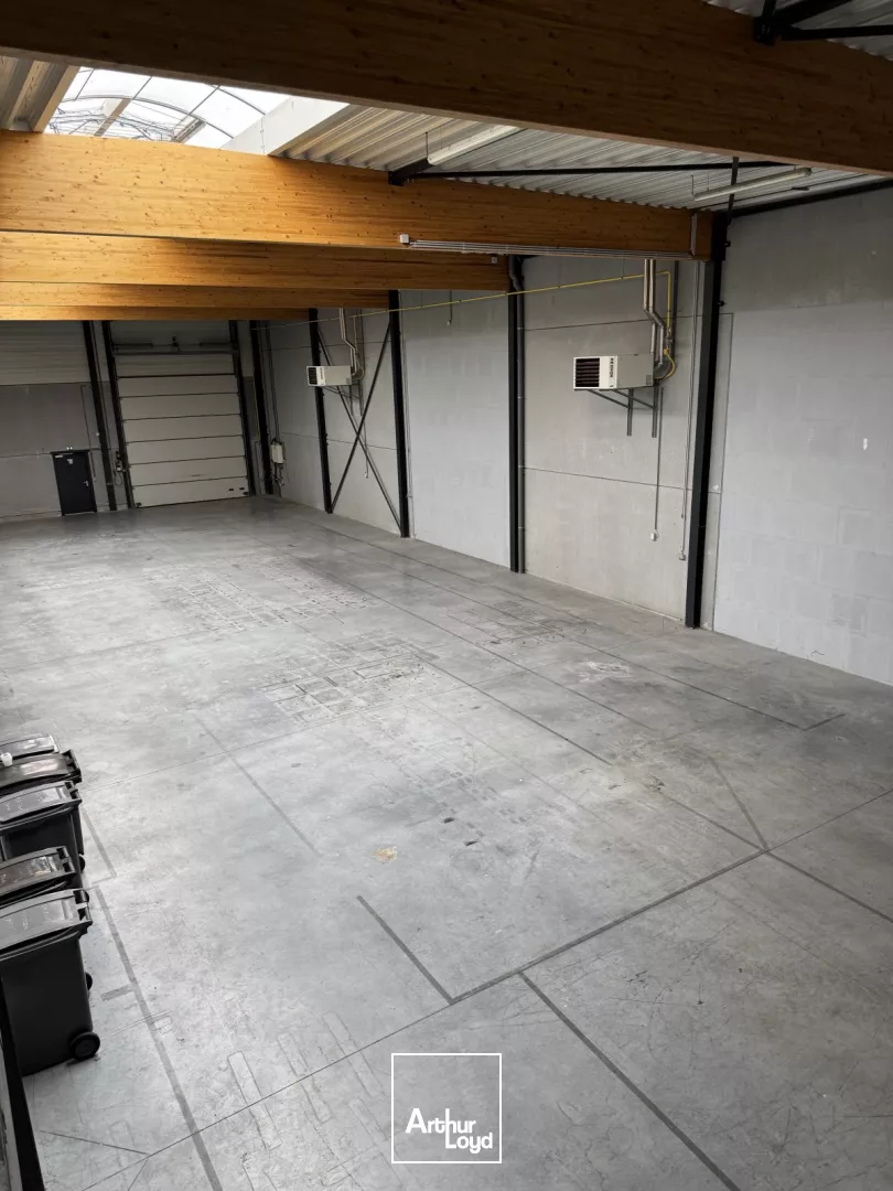 A louer entrepot , local d'activite à RONCQ en zone d'activite.effet d'enseigne sur L' autoroute A22 ( LILLE /GAND) .En face de AUCHAN RONCQ 