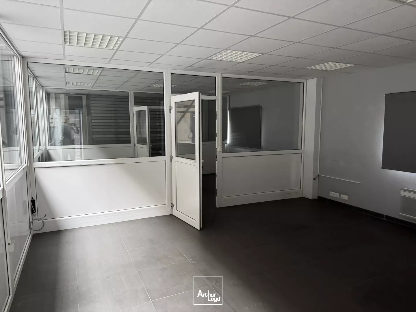 A louer entrepot , local d'activite à RONCQ en zone d'activite.effet d'enseigne sur L' autoroute A22 ( LILLE /GAND) .En face de AUCHAN RONCQ 