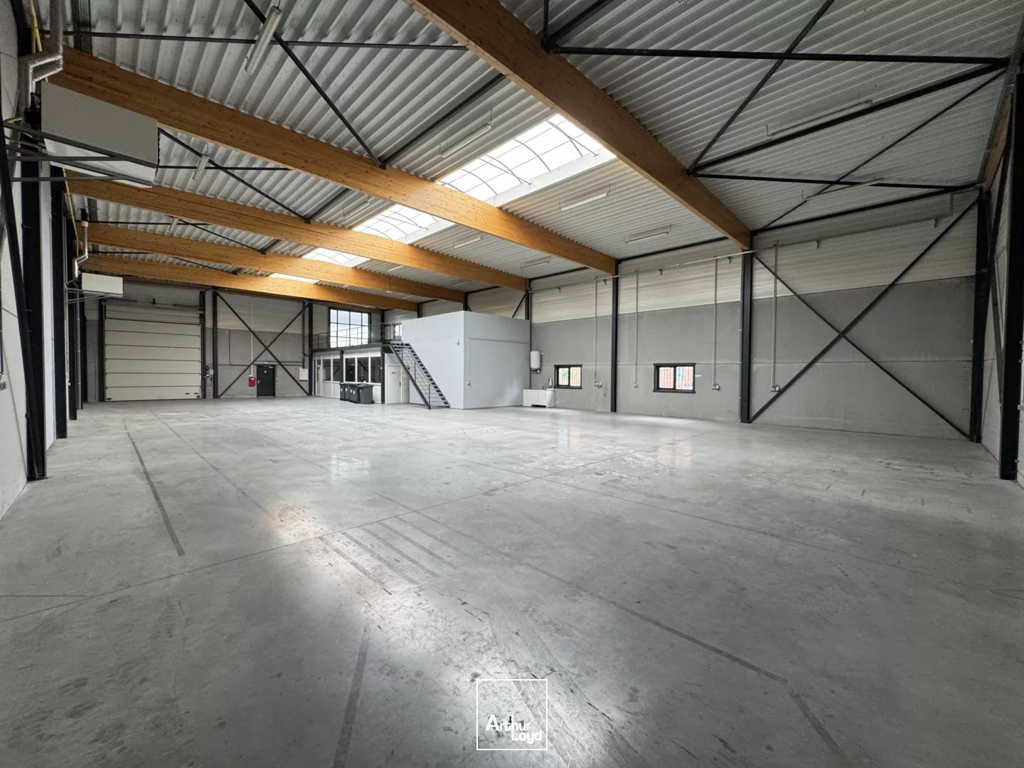 A louer entrepot , local d'activite à RONCQ en zone d'activite.effet d'enseigne sur L' autoroute A22 ( LILLE /GAND) .En face de AUCHAN RONCQ 