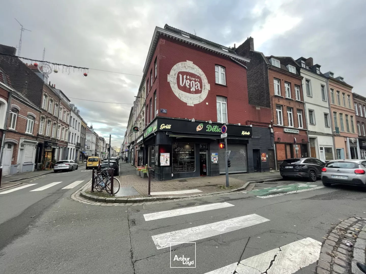 Local à louer en plein coeur du quartier étudiant. Extraction en place idéal restauration. 