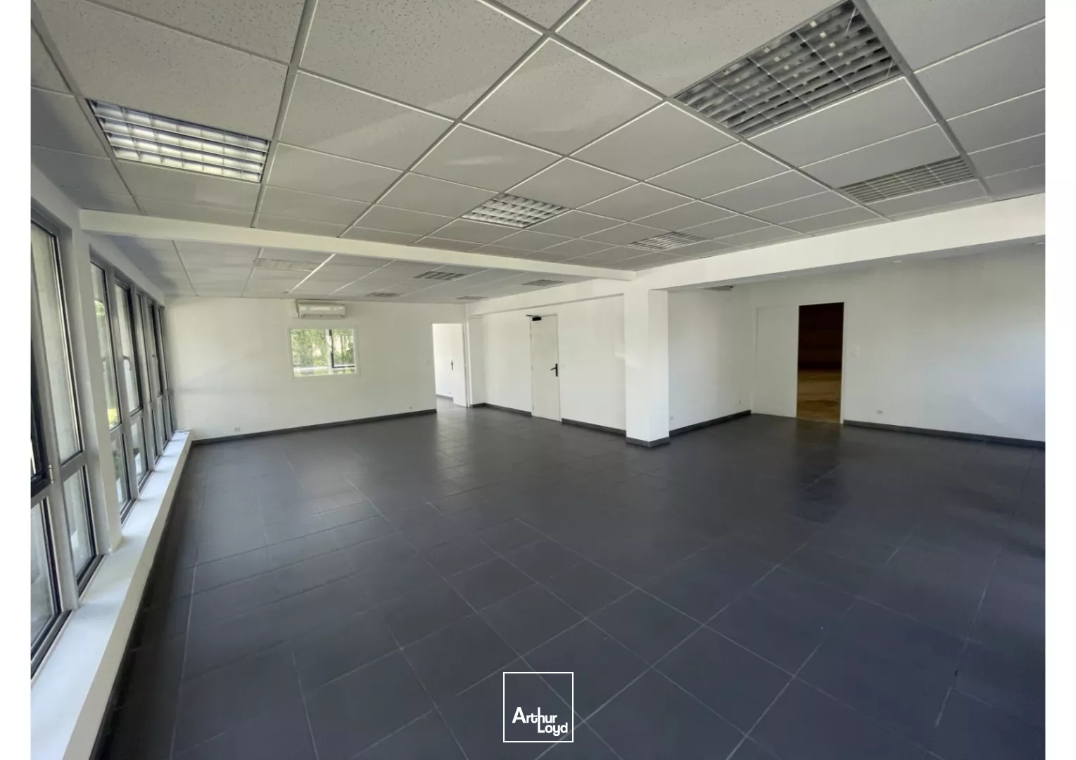 Proche de la Pilaterie, entrepôt de 430 m2 disponible à la location