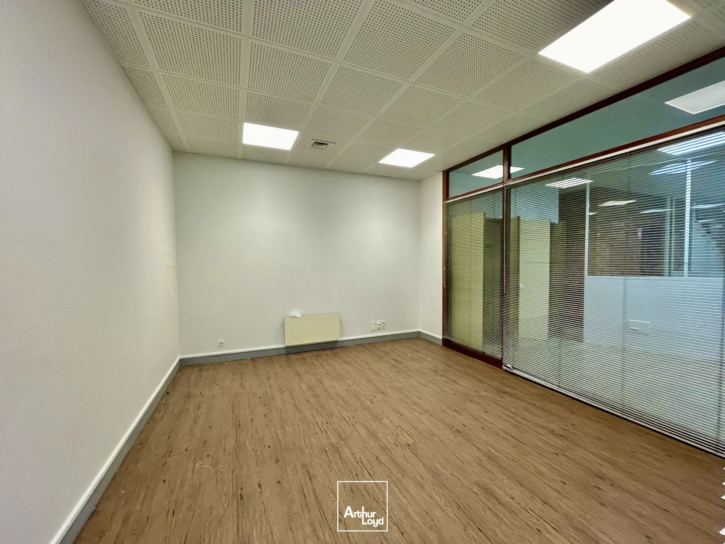 Bureaux à vendre Lomme - 230 m² lumineux avec visibilité exceptionnelle et patio privatif