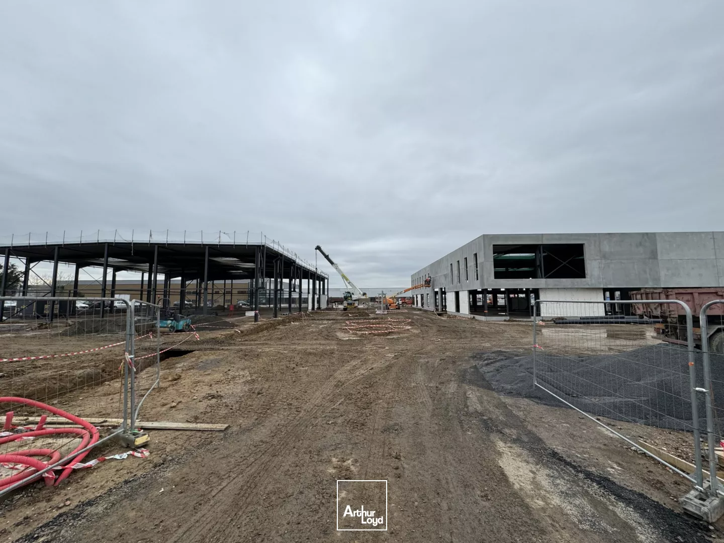 VILLAGE AUTO SHOWROOMS ENTREPOTS BUREAUX à louer effet d'enseigne sur le route de LILLE à SECLIN nombreux parkings