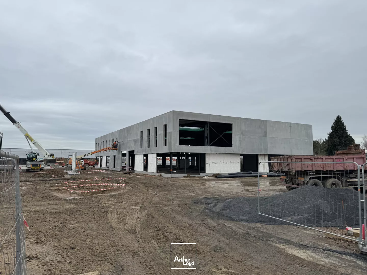 VILLAGE AUTO SHOWROOMS ENTREPOTS BUREAUX à louer effet d'enseigne sur le route de LILLE à SECLIN nombreux parkings