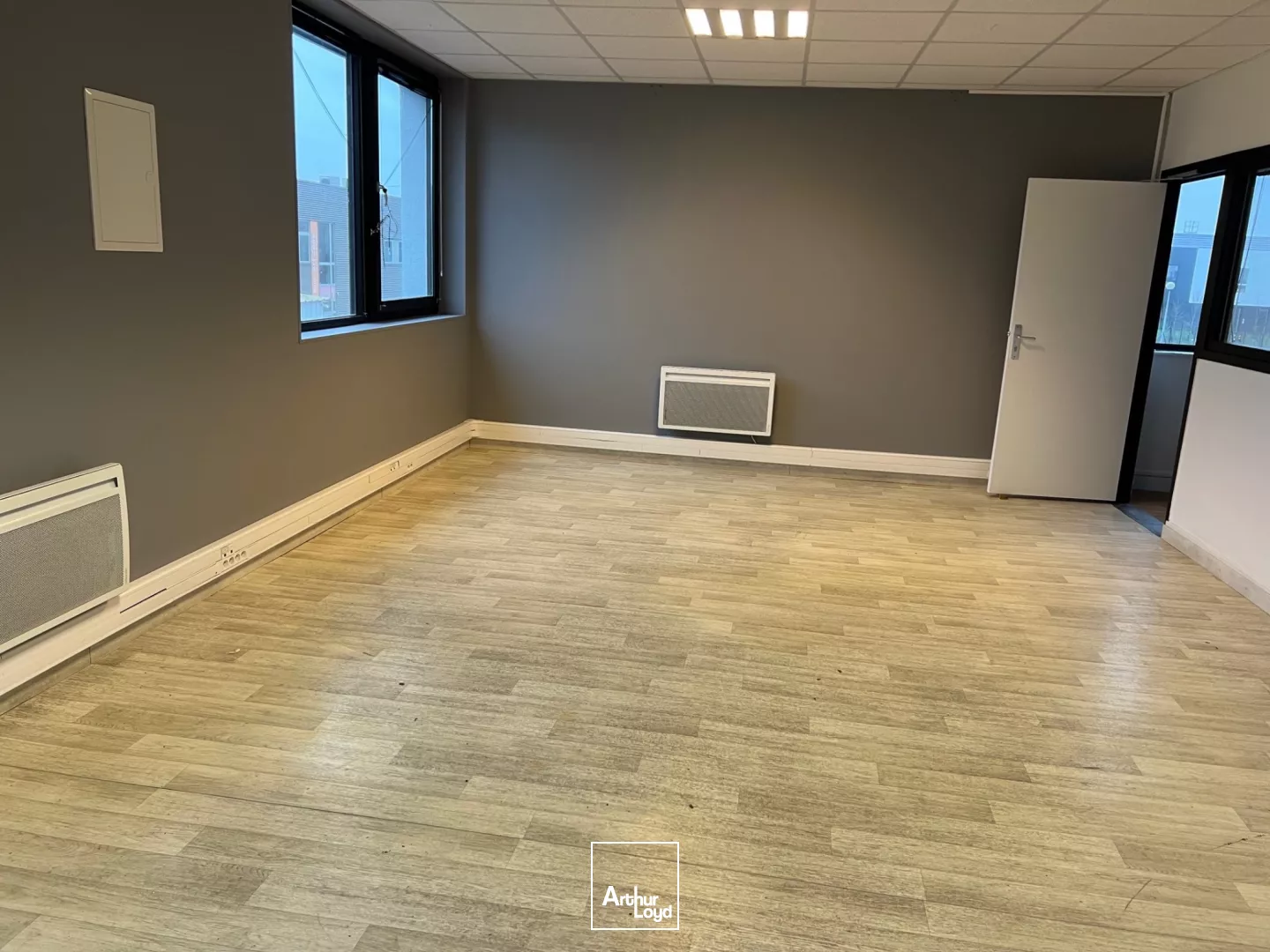 A louer bâtiment + surface extérieure, CRT