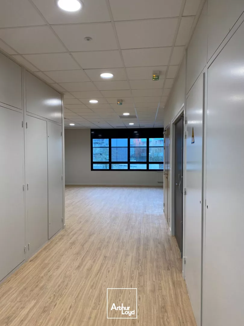 Surface de Bureaux 1 675 m² à Louer au Parc des 7 Lieues, Roubaix - Proximité Tramway et Commerces