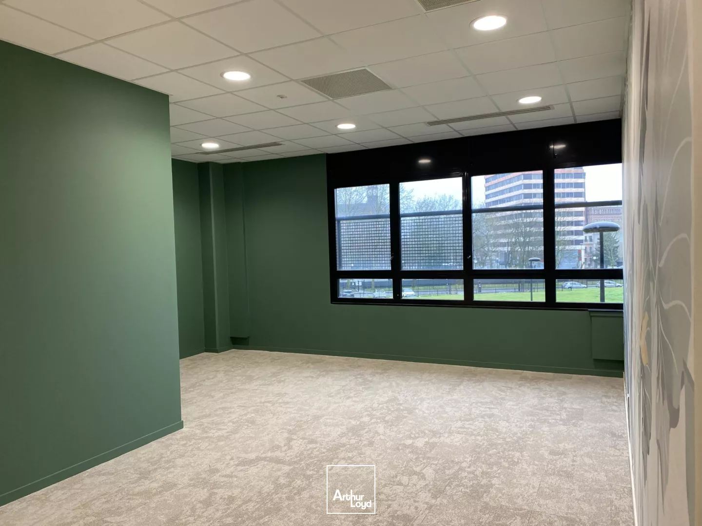 Surface de Bureaux 1 675 m² à Louer au Parc des 7 Lieues, Roubaix - Proximité Tramway et Commerces