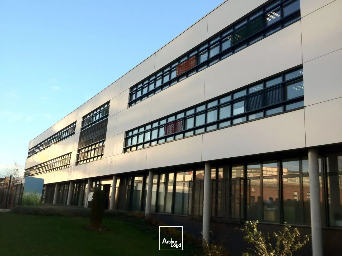 Surface de Bureaux 1 675 m² à Louer au Parc des 7 Lieues, Roubaix - Proximité Tramway et Commerces