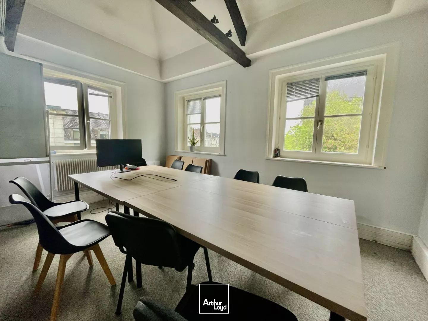 Hôtel Particulier dans le Vieux Lille - Bureaux Lumineux avec vue sur la Treille. Deux surfaces disponibles avec parkings. 