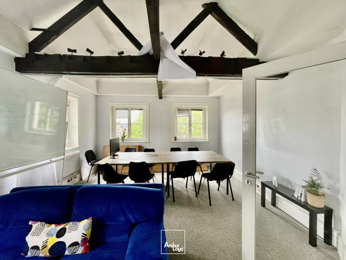 Hôtel Particulier dans le Vieux Lille - Bureaux Lumineux avec vue sur la Treille. Deux surfaces disponibles avec parkings. 