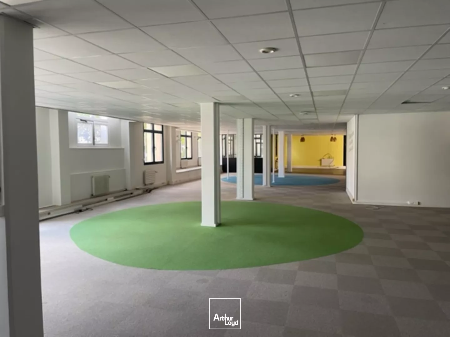 Bureaux rénovés avec parkings - Emplacement stratégique, immeuble de standing