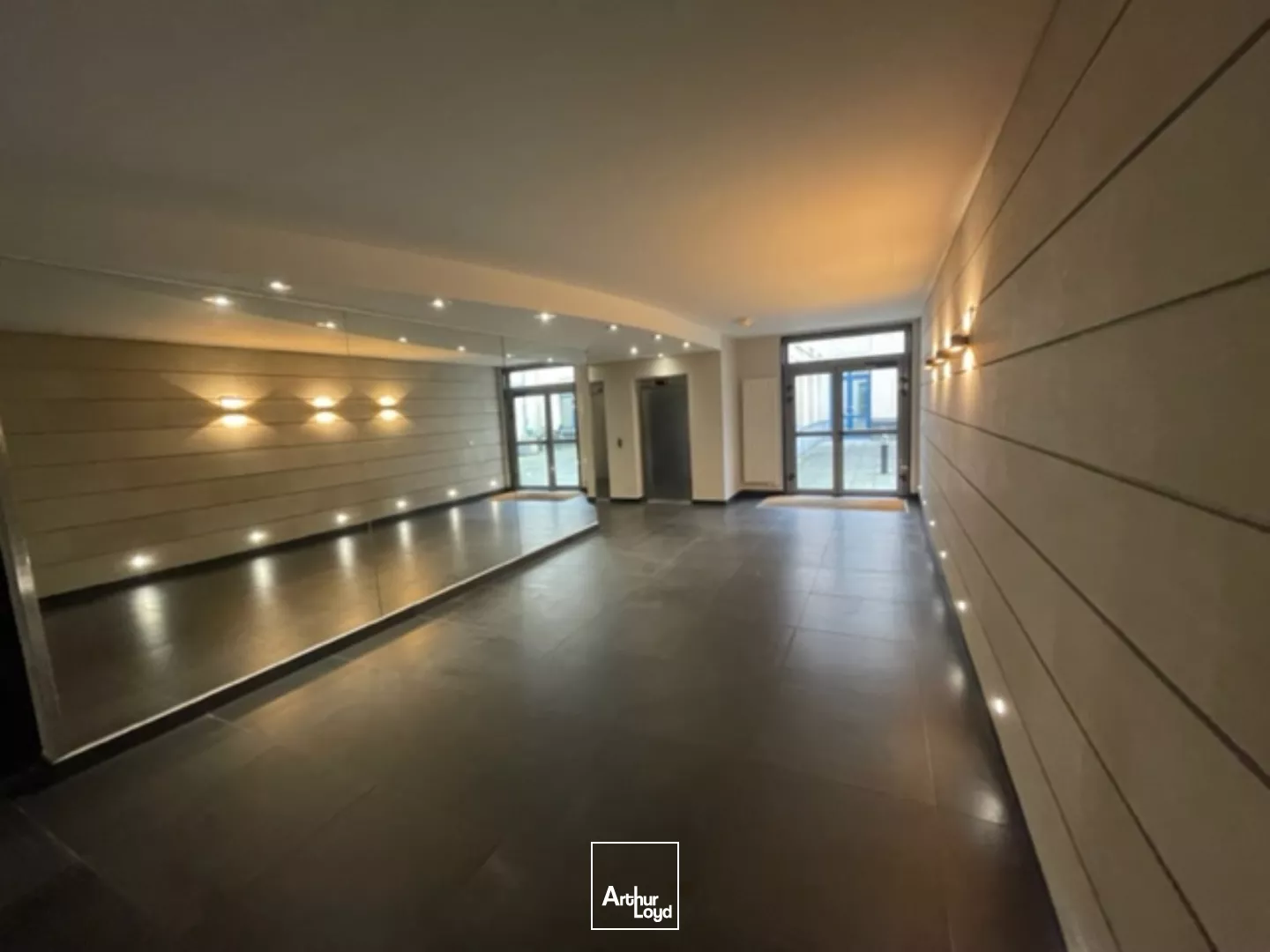 Bureaux rénovés avec parkings - Emplacement stratégique, immeuble de standing