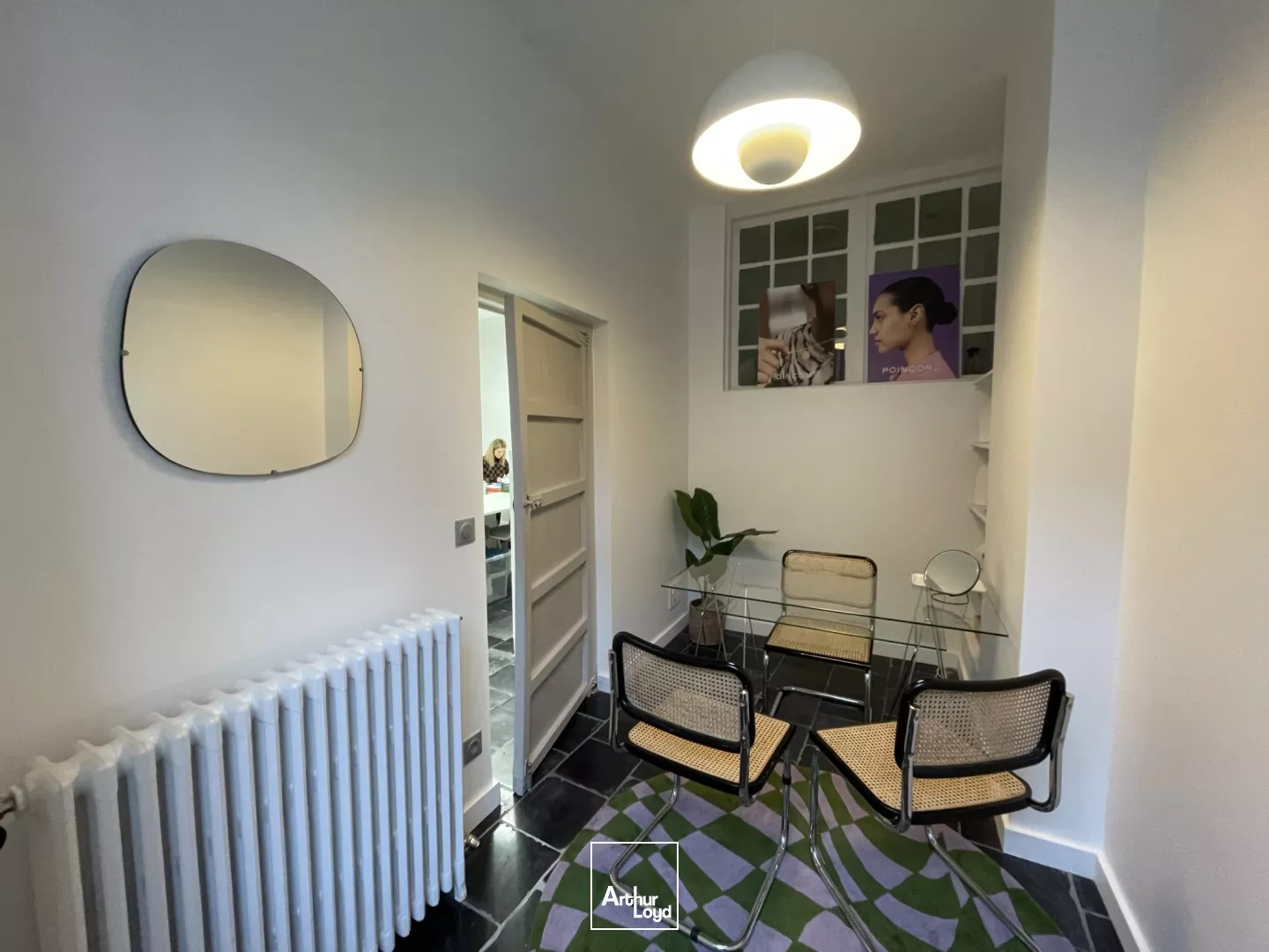 Surface de Bureaux à louer rue Royale à Lille, donnant sur une magnifique cour. Cadre exceptionnel pour cette petite surface lumineuse. 