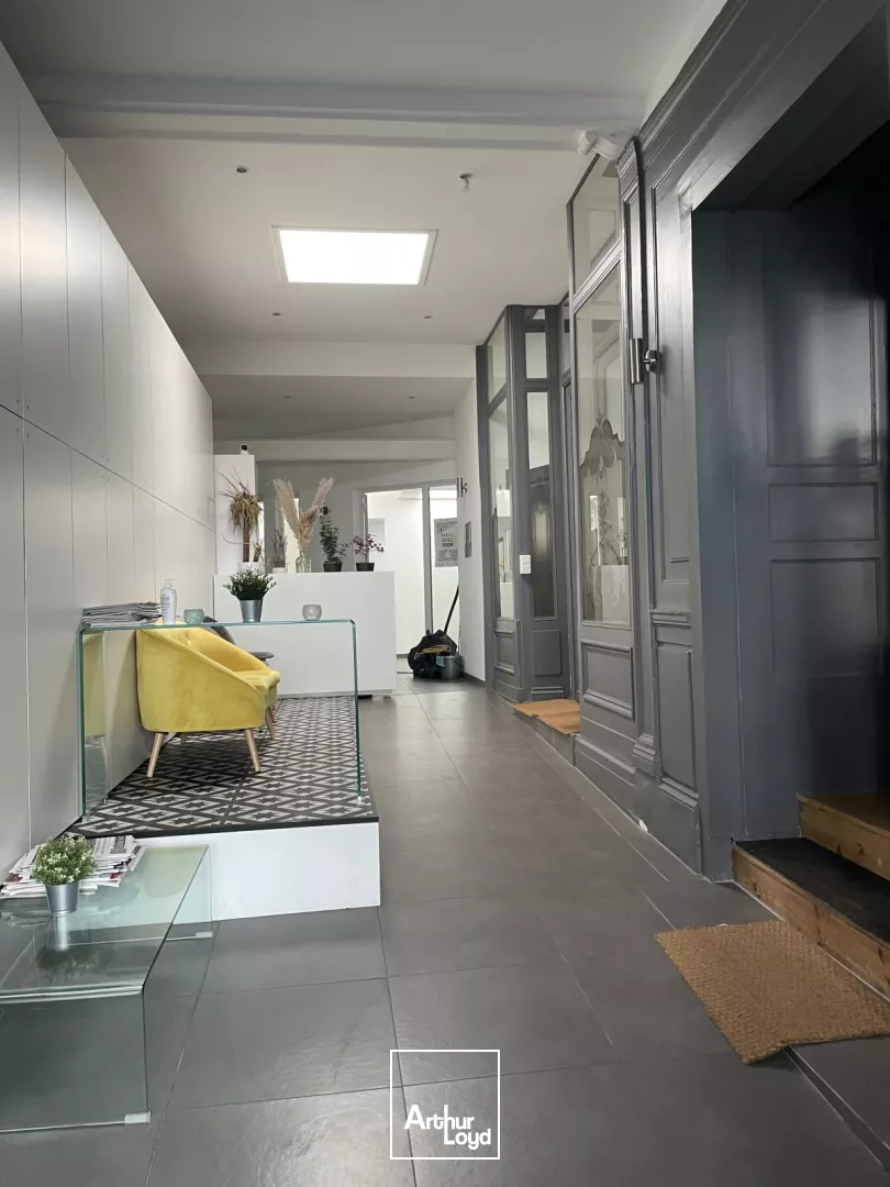 Emplacement idéal pour la vente de ses bureaux au coeur du Vieux Lille, à proximité de l'Avenue du Peuple Belge, du boulevard Carnot, de la rue de Gand et de ses restaurants, du Centre ...