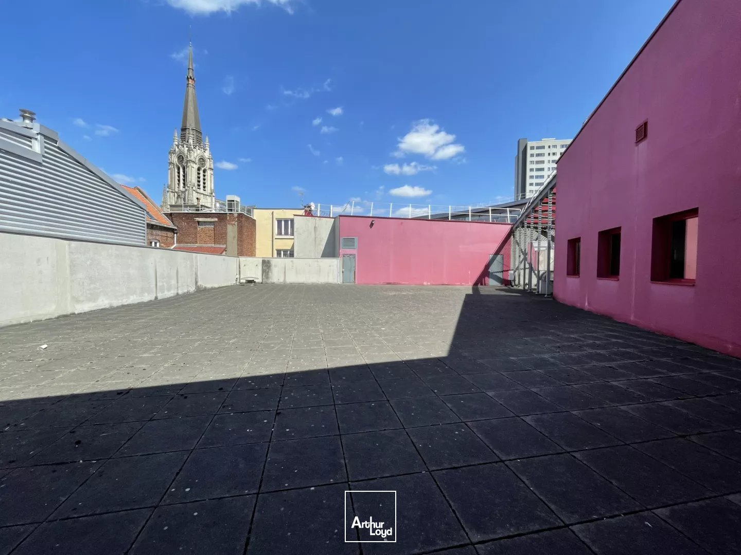 Bureaux de 178 m2 à louer à Tourcoing centre avec terrasse privative.