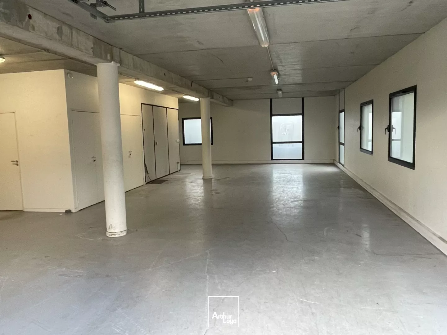 Entrepôt & Bureaux à Louer Wambrechies - Parkings