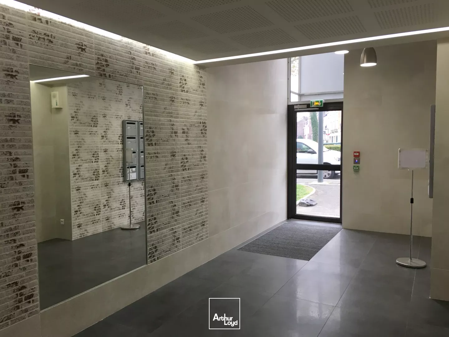 A Louer - Grands Boulevards à LILLE - Surface avec parkings ! On pose ses meubles ! 