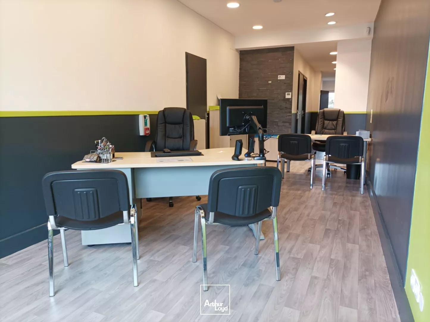 Locaux à louer avec une belle visibilité dans le centre de LOOS