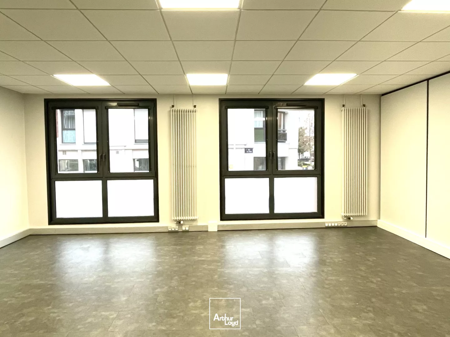 Emplacement idéal: Centre Ville de LILLE / Vieux-Lille. Surface en RDC élevée de 238m2 avec terrasse couverte et parkings en sous-sol. Les locaux sont aménagés, cloisonnés et très...