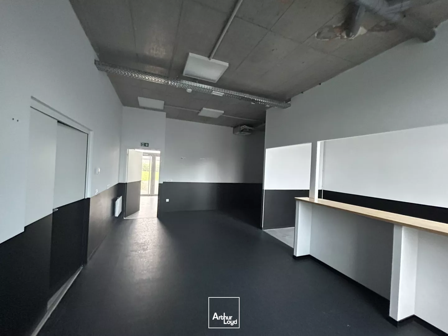 Local commercial à LOUER de environ 88 m2 en RDC à Bondues. 