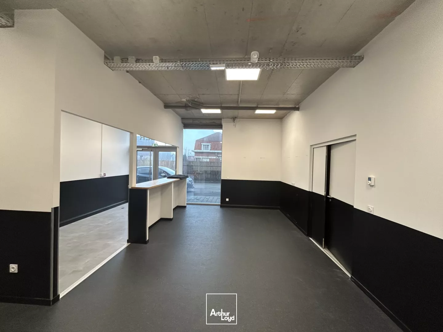 Local commercial à LOUER de environ 88 m2 en RDC à Bondues. 