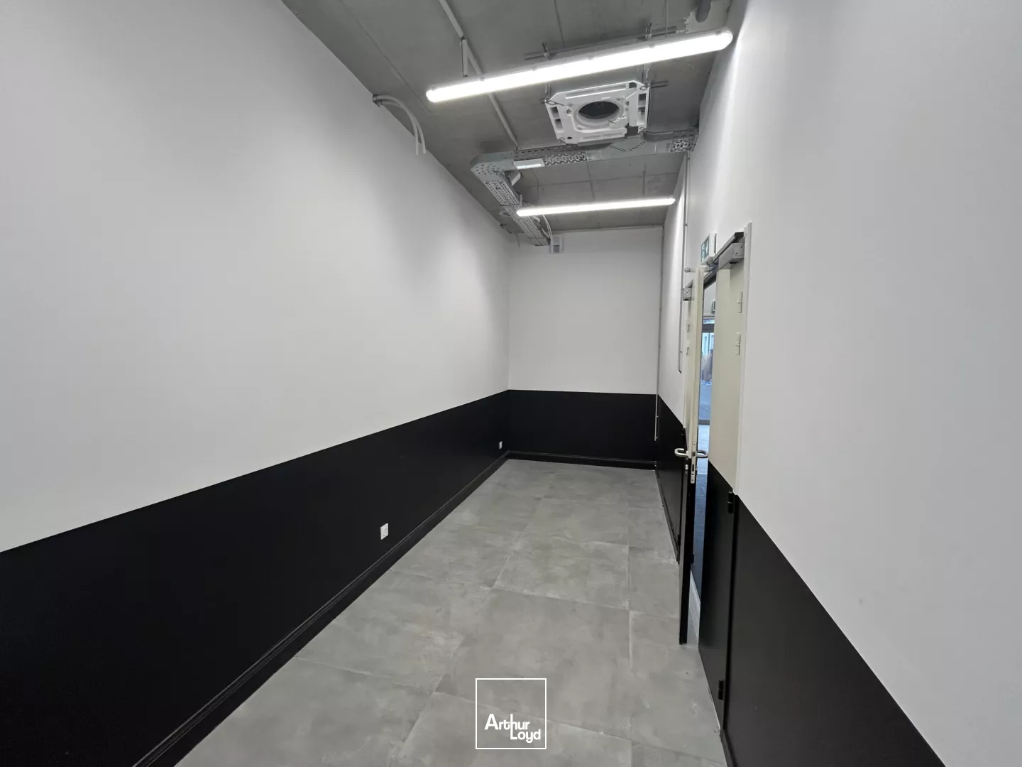 Local commercial à LOUER de environ 88 m2 en RDC à Bondues. 