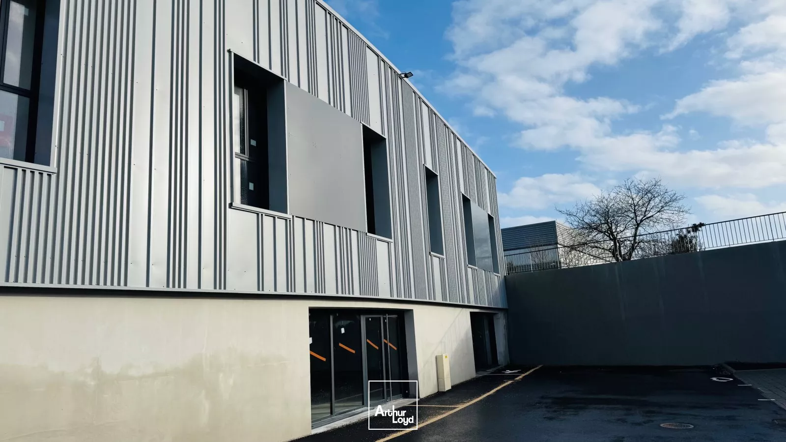 LOCAUX ACTIVITES 408 M² LAVALLOT A VENDRE
