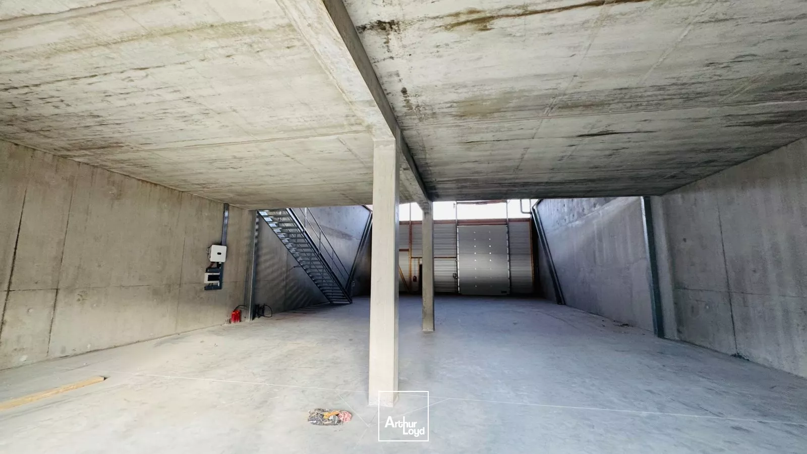 LOCAUX ACTIVITES 408 M² LAVALLOT A VENDRE