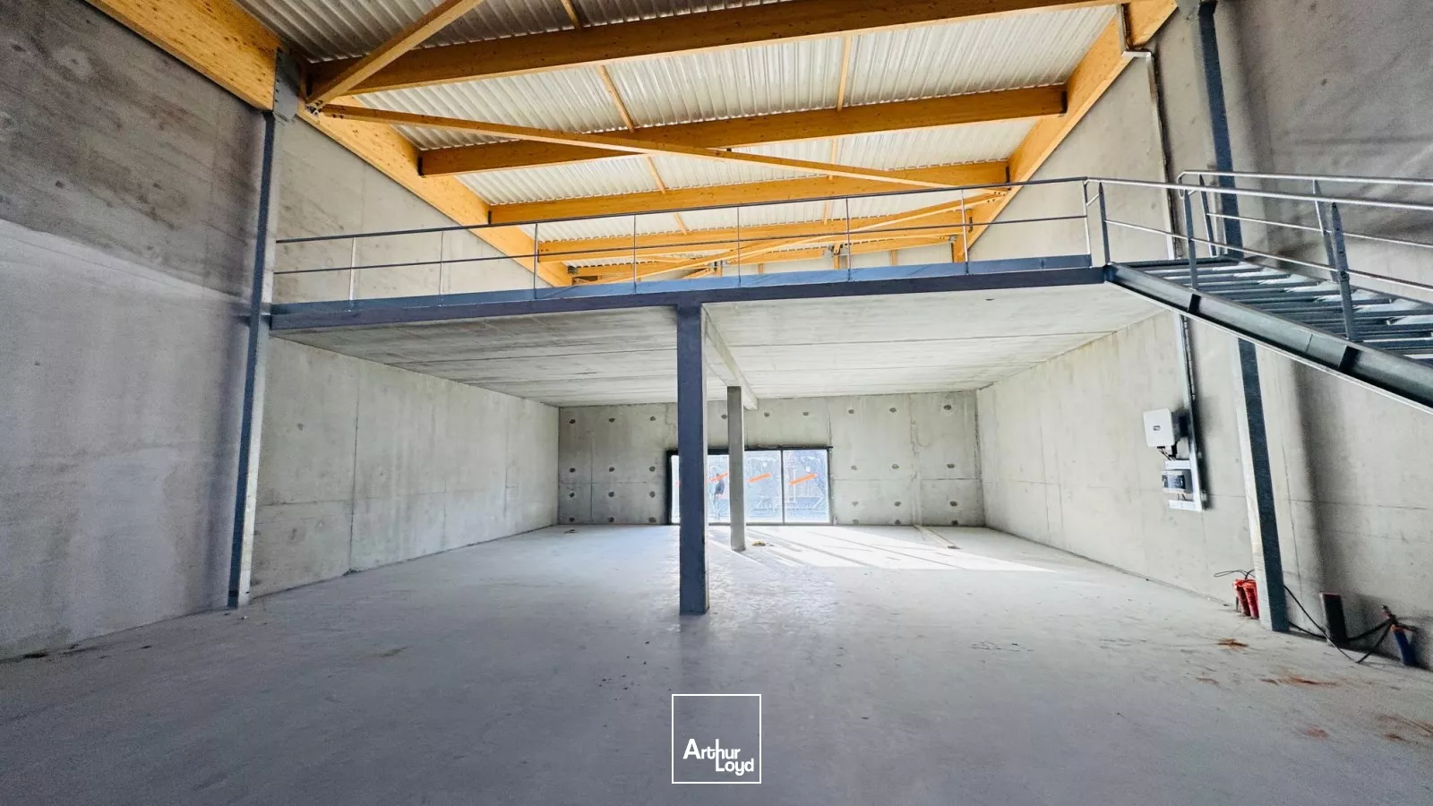 LOCAUX ACTIVITES 408 M² LAVALLOT A VENDRE