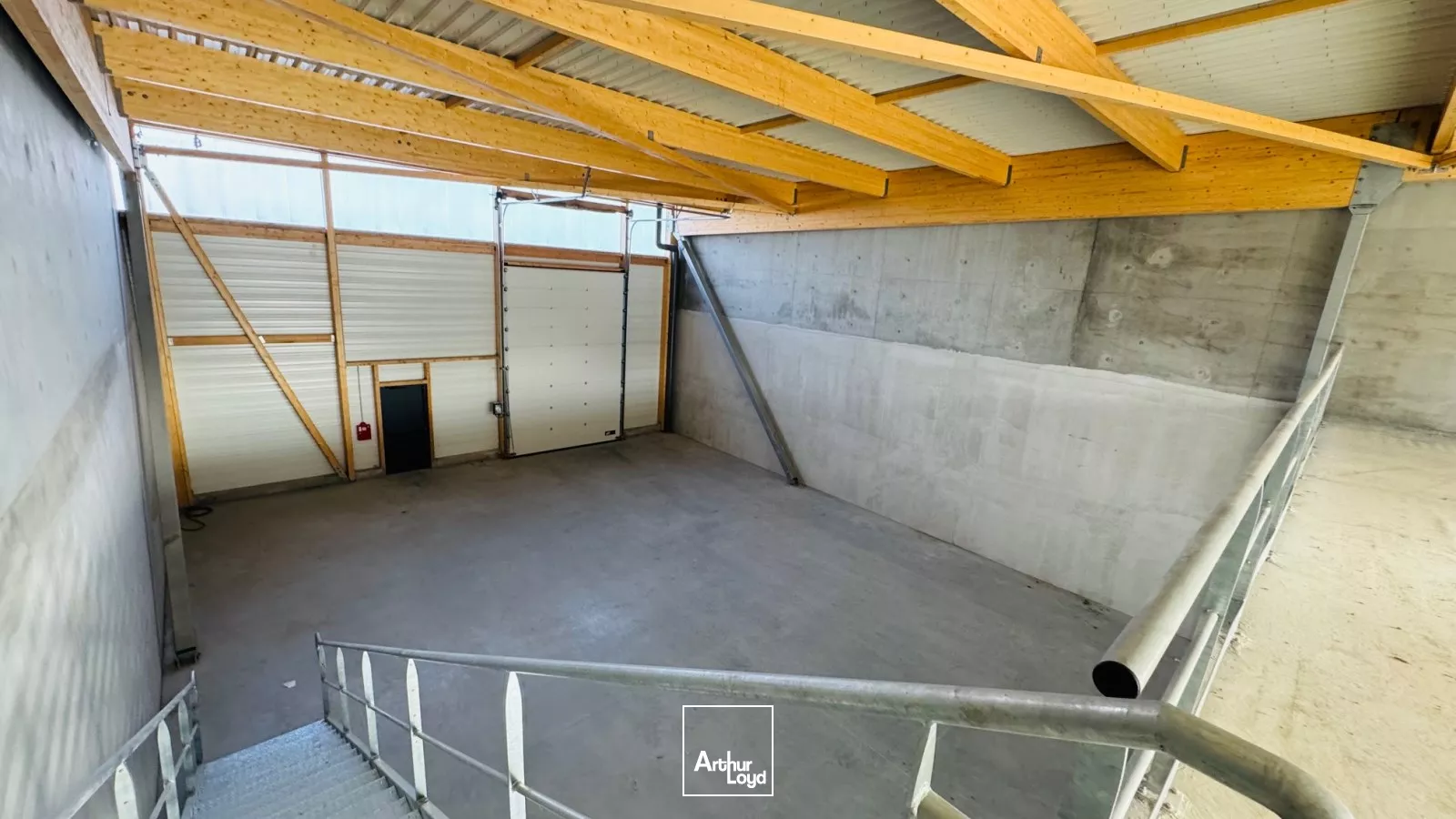LOCAUX ACTIVITES 408 M² LAVALLOT A VENDRE