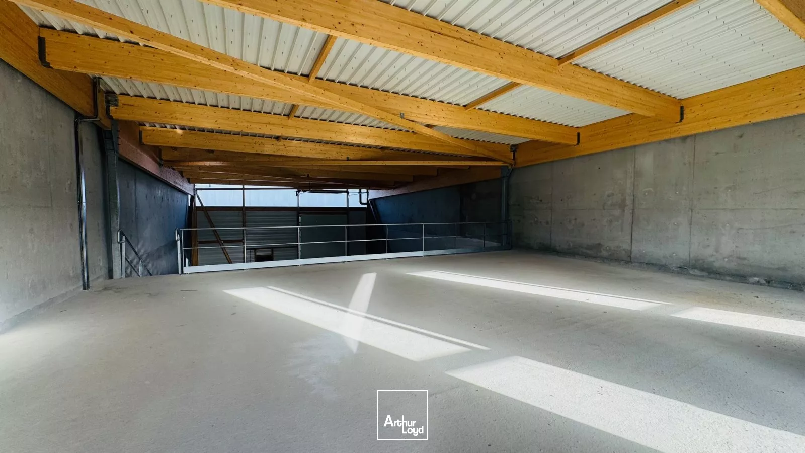 LOCAUX ACTIVITES 408 M² LAVALLOT A VENDRE