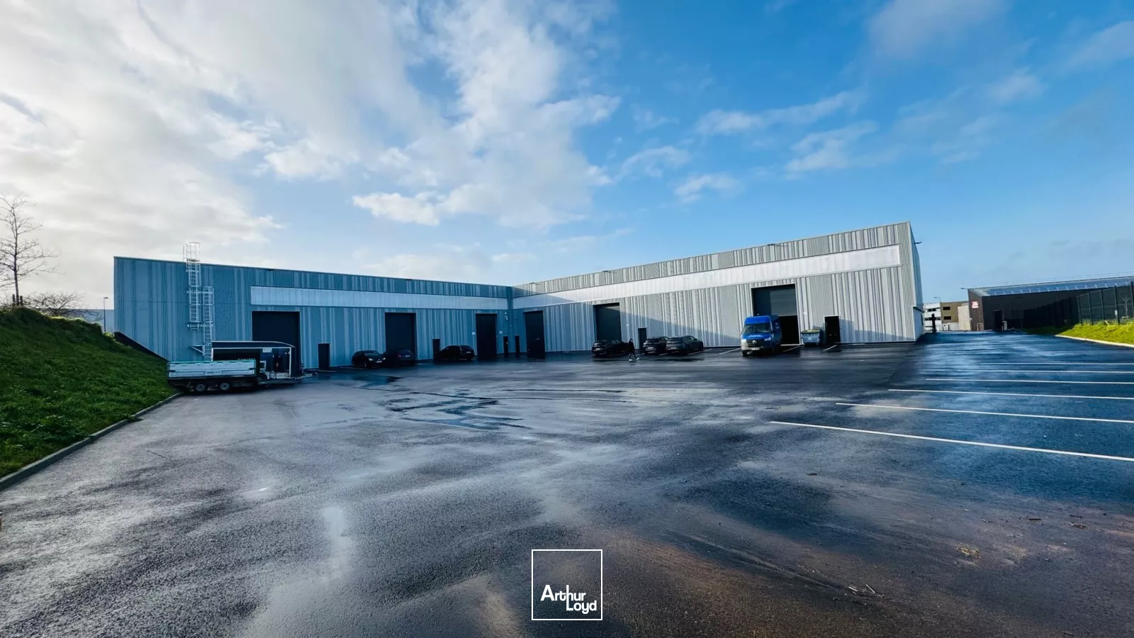 LOCAUX ACTIVITES 408 M² LAVALLOT A VENDRE