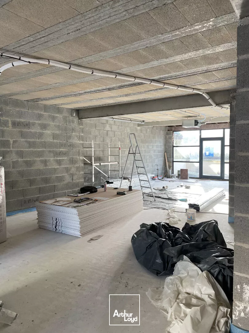 Local commercial brut de béton et fluides en attentes