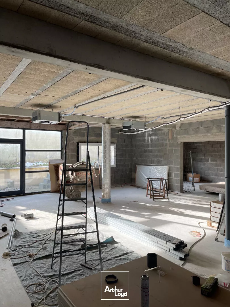 Local commercial brut de béton et fluides en attentes