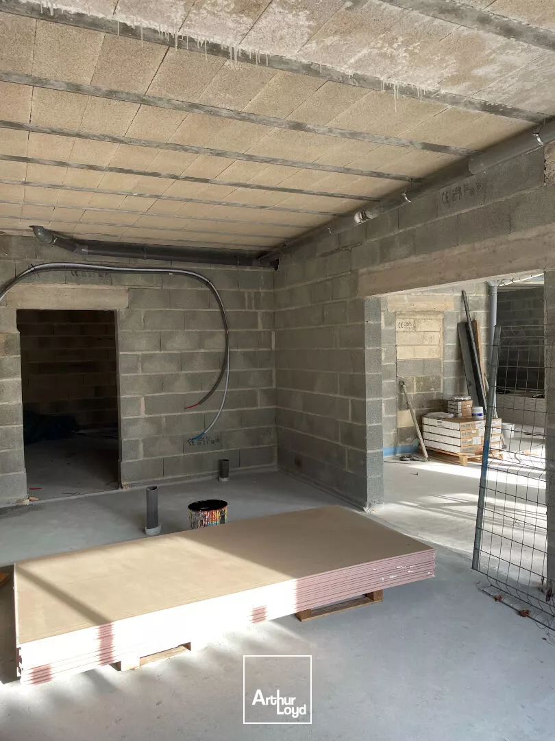 Local commercial brut de béton et fluides en attentes