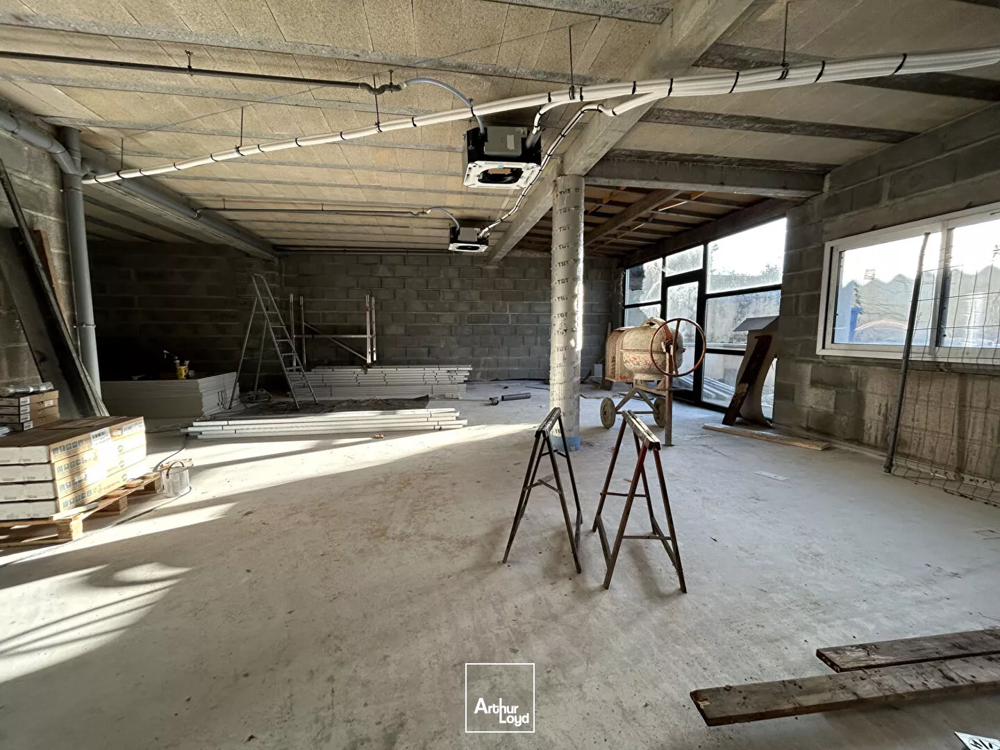 Local commercial brut de béton et fluides en attentes