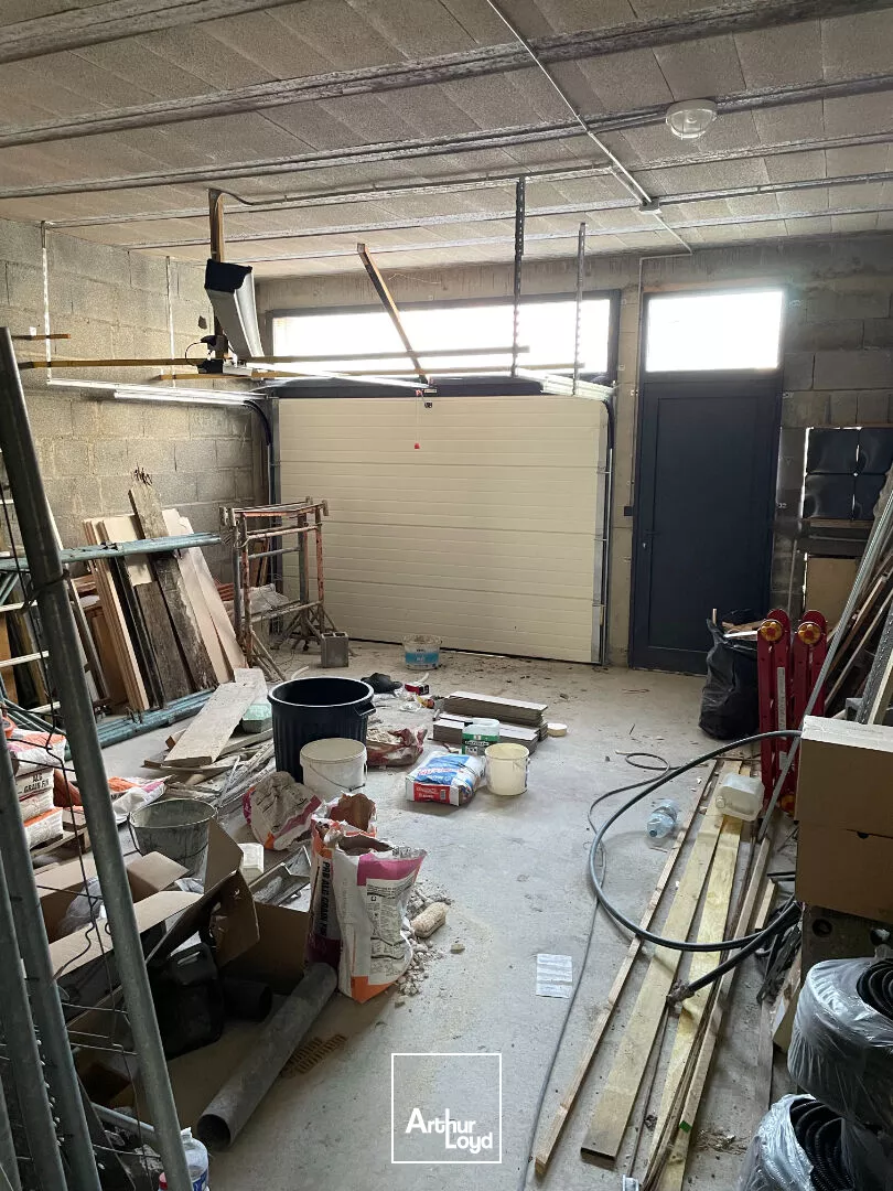 Local commercial brut de béton et fluides en attentes