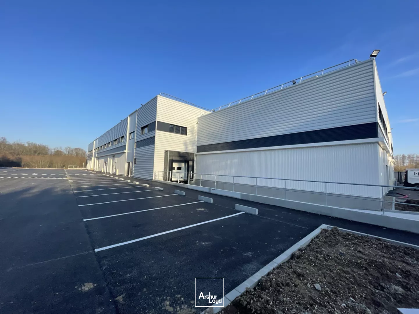 Local activite logistique nantes aéroport