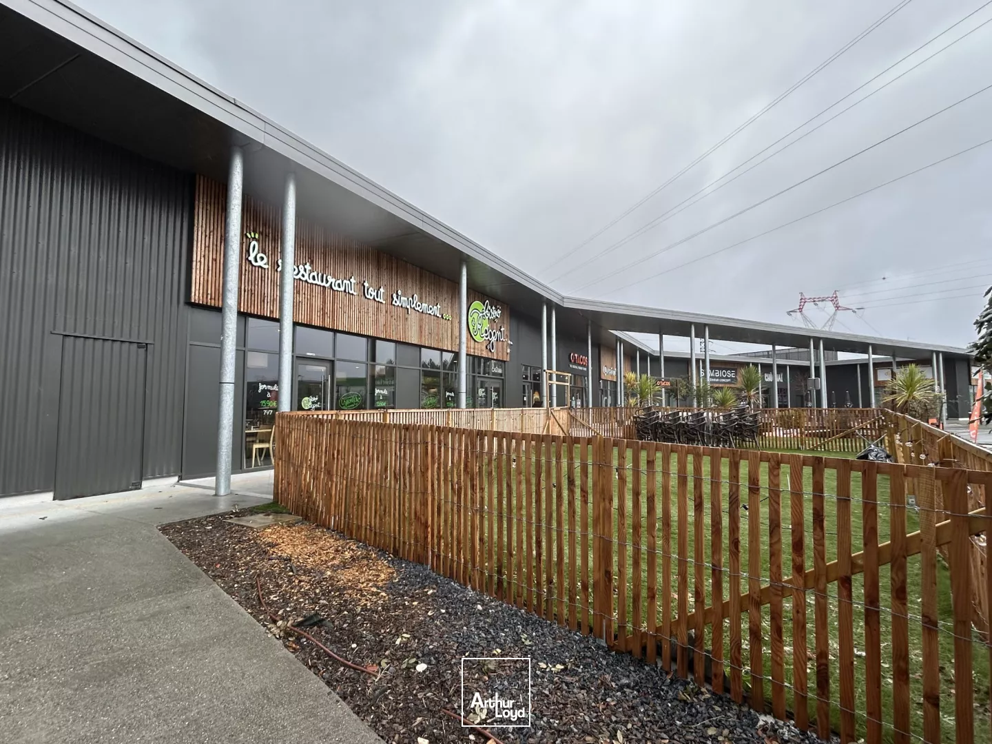 Cellule commerciale de 280 m2 à louer à Biganos