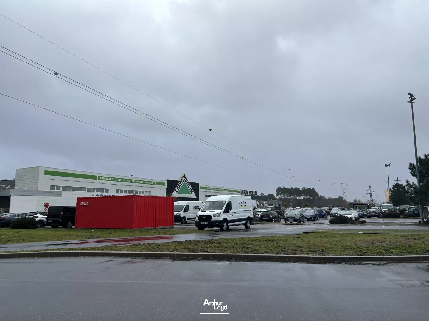 Cellule commerciale de 280 m2 à louer à Biganos