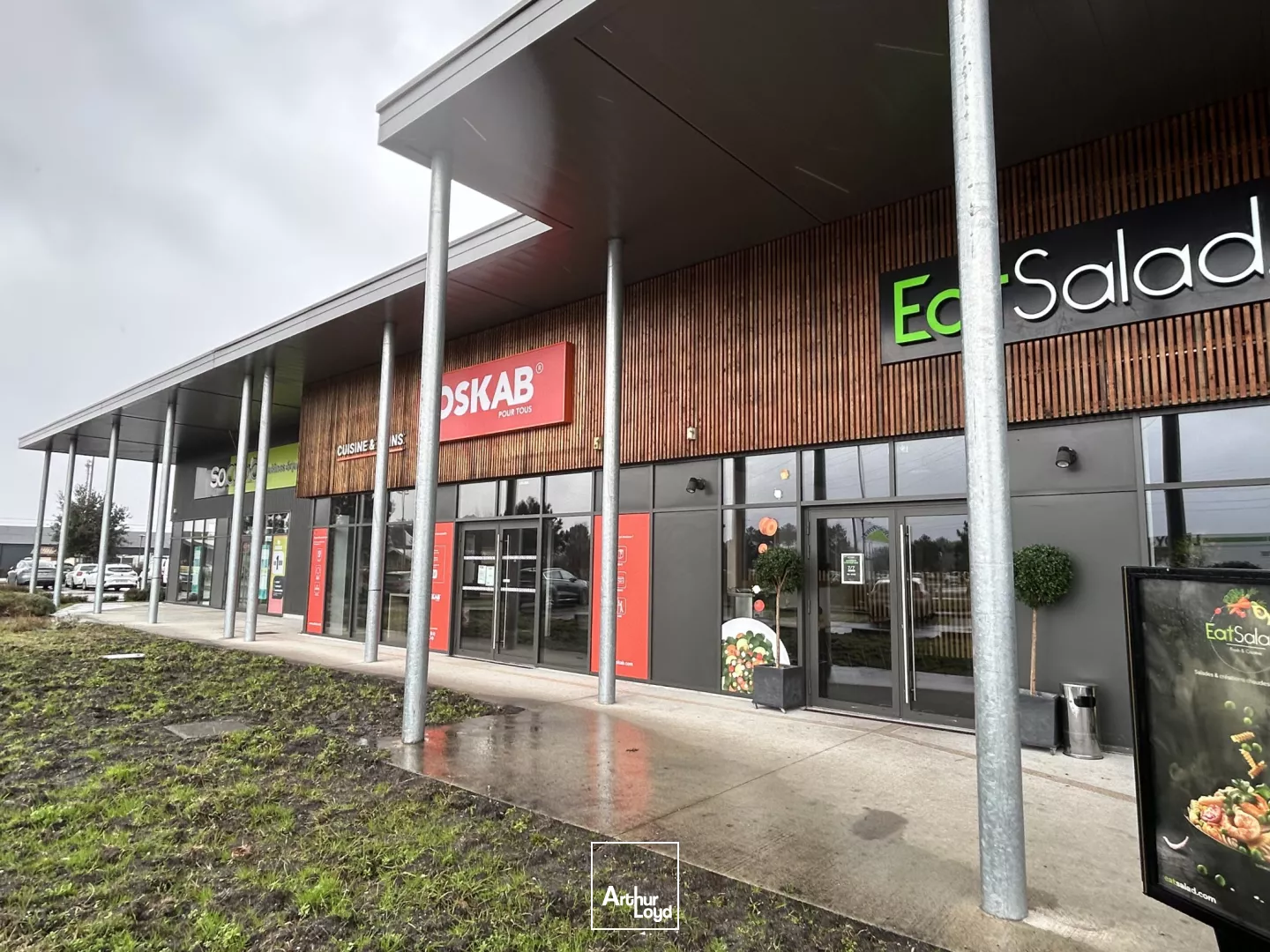 Cellule commerciale de 280 m2 à louer à Biganos