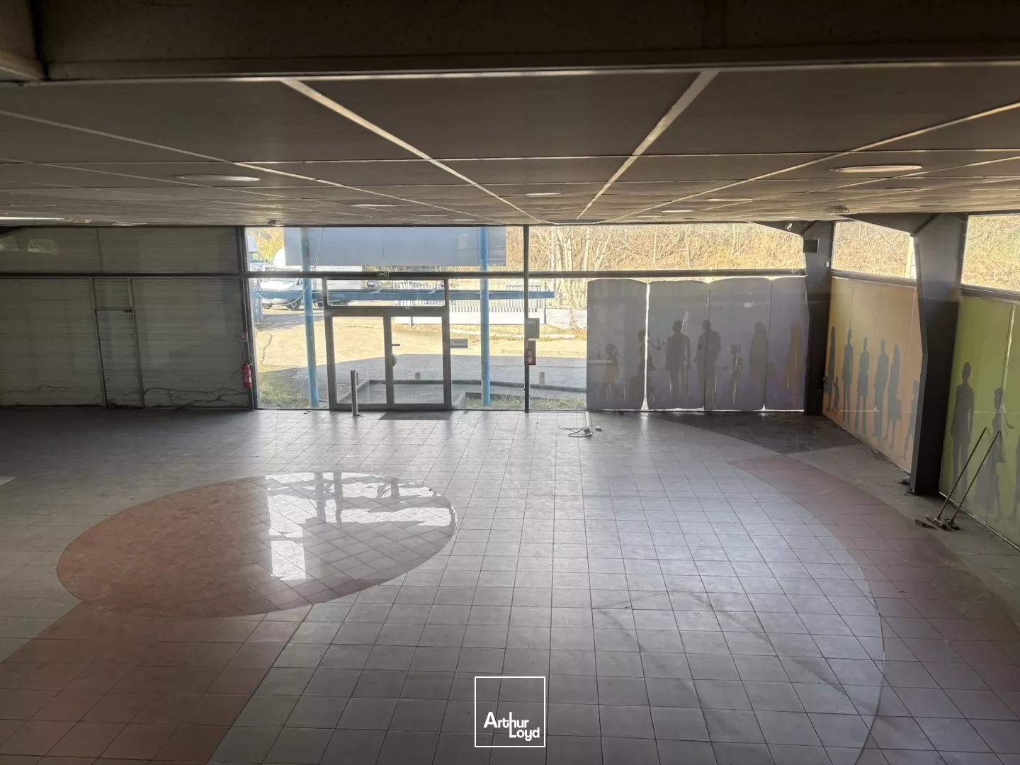 À LOUER - Local d'activités avec showroom et vitrine de 39 mL