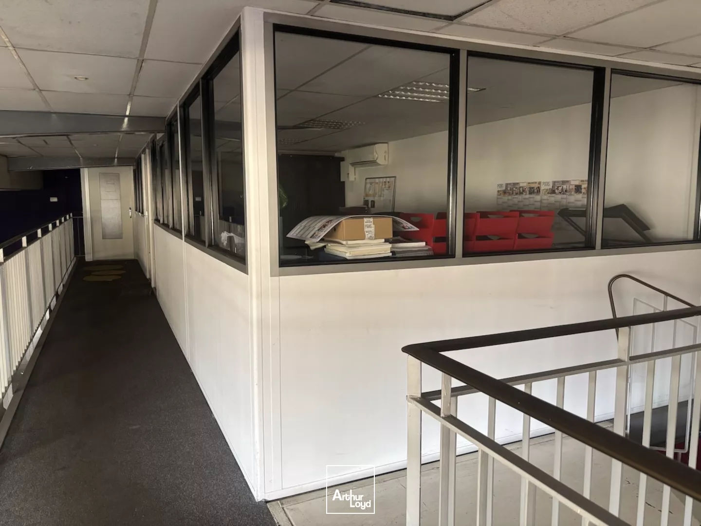 À LOUER - Local d'activités avec showroom et vitrine de 39 mL