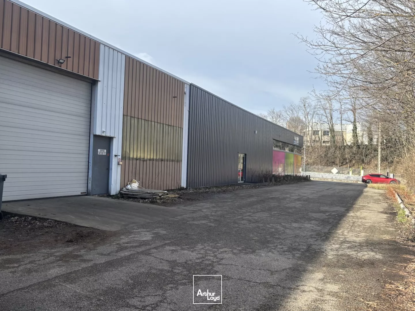 À LOUER - Local d'activités avec showroom et vitrine de 39 mL